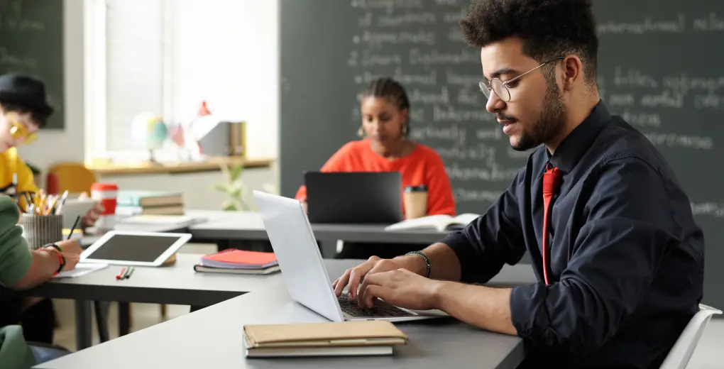 man-typing-in-laptop